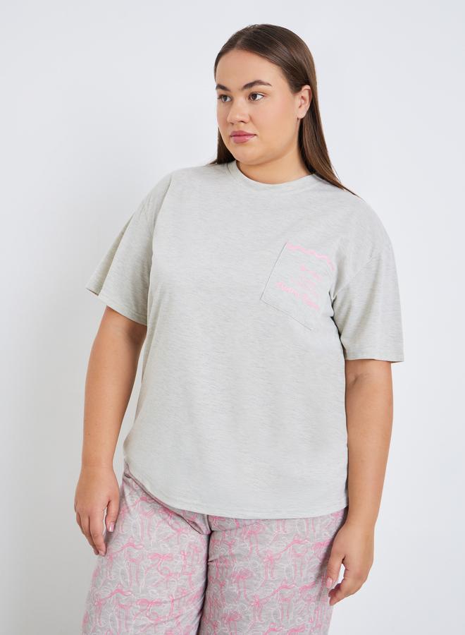 Styli Plus Size Pocket Trim T-Shirt and Bow Print Pyjama Set - Image 2